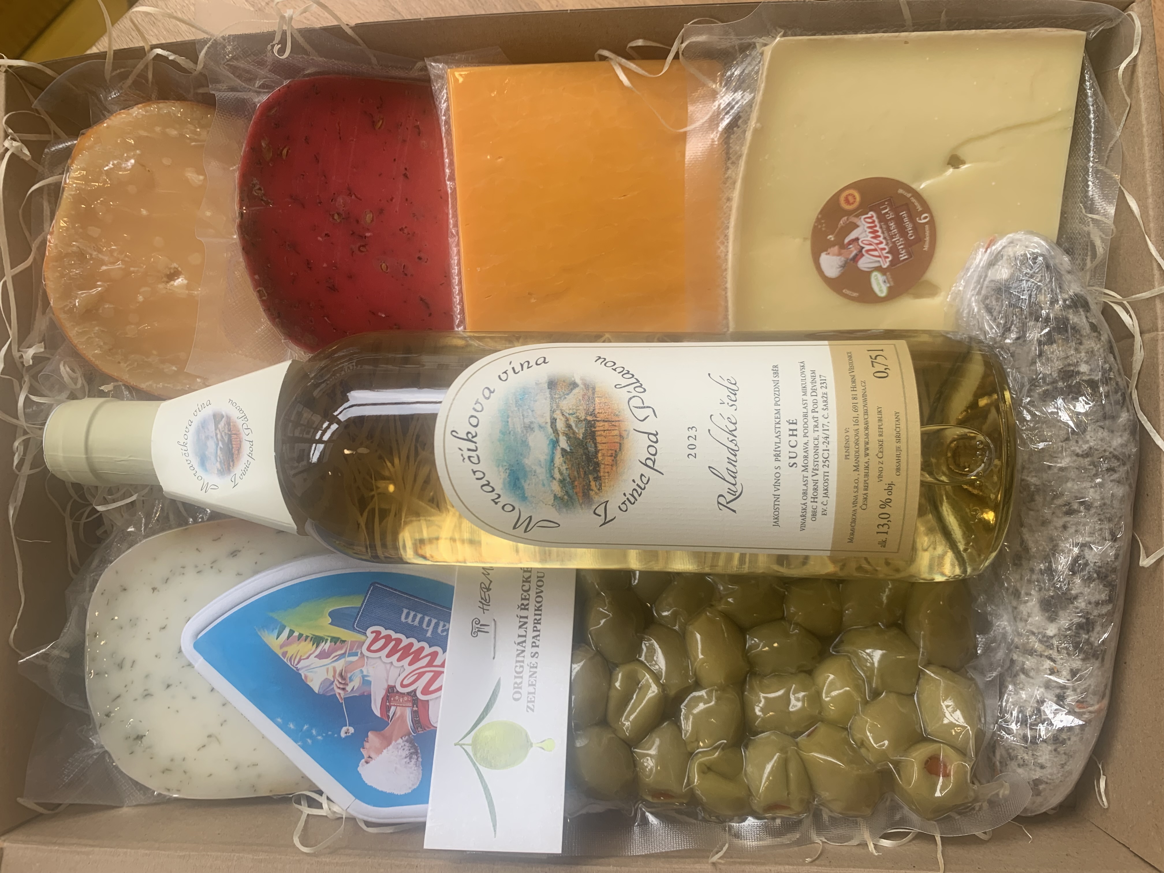 Dárkový balíček MIX sýrů, delikatesy a víno